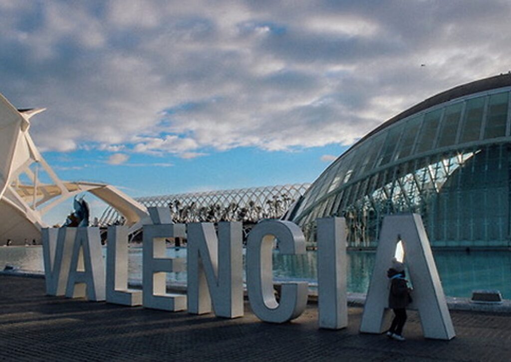 Napis Valencia przed Miastem Sztuki i Nauki – symbol nowoczesnej Walencji