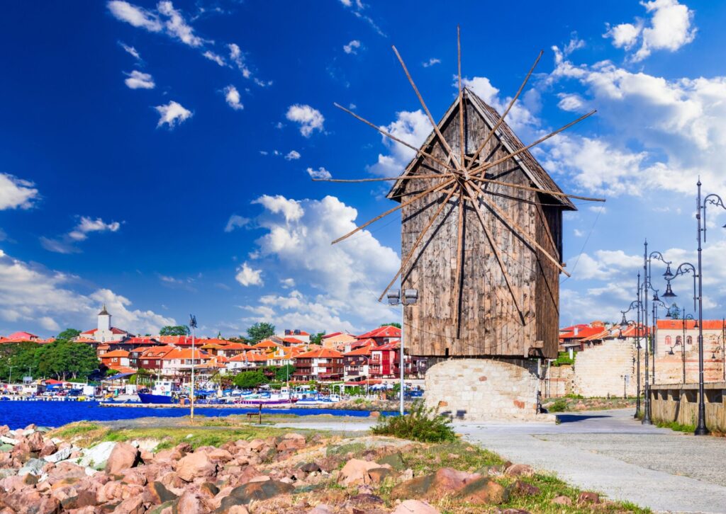 Nessebar w Bułgarii ze starym miastem i zabytkową architekturą