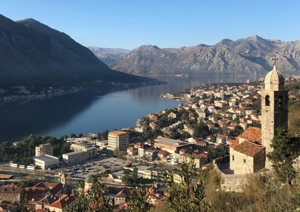 Kotor w Czarnogórze z widokiem na stare miasto i zabytkową architekturę