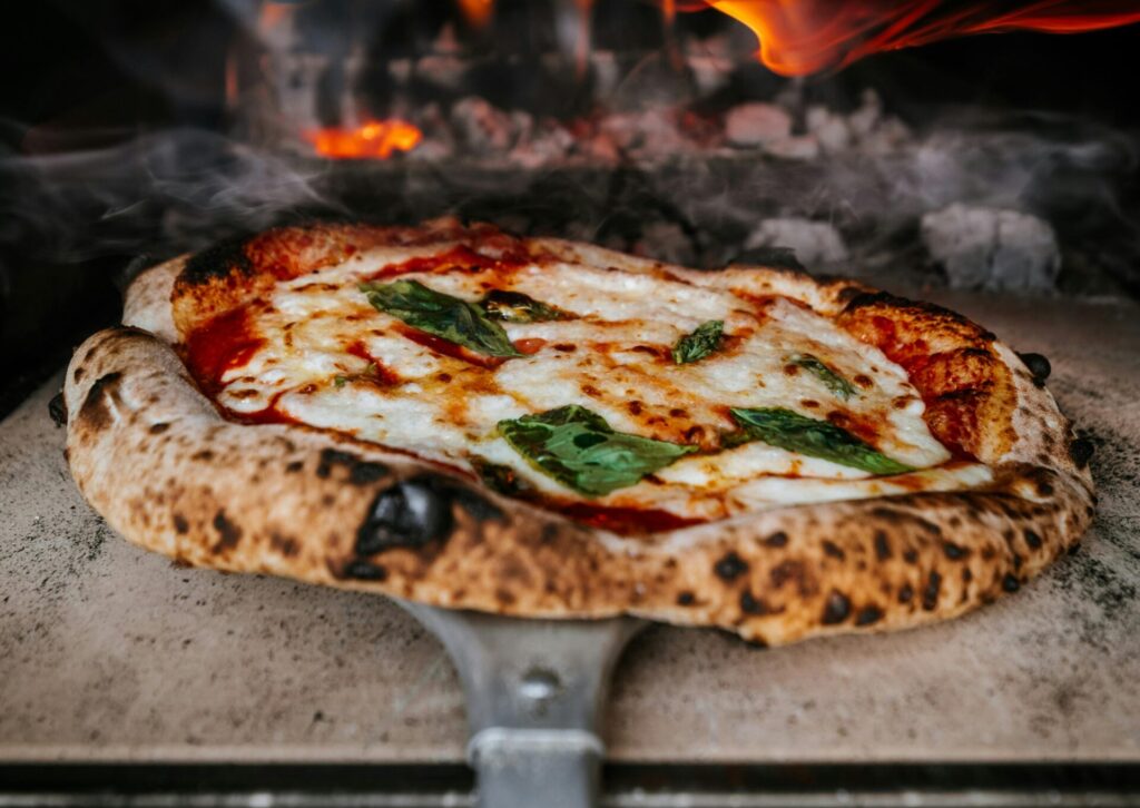 Pizza neapolitańska w piecu opalanym drewnem tradycyjne danie włoskie
