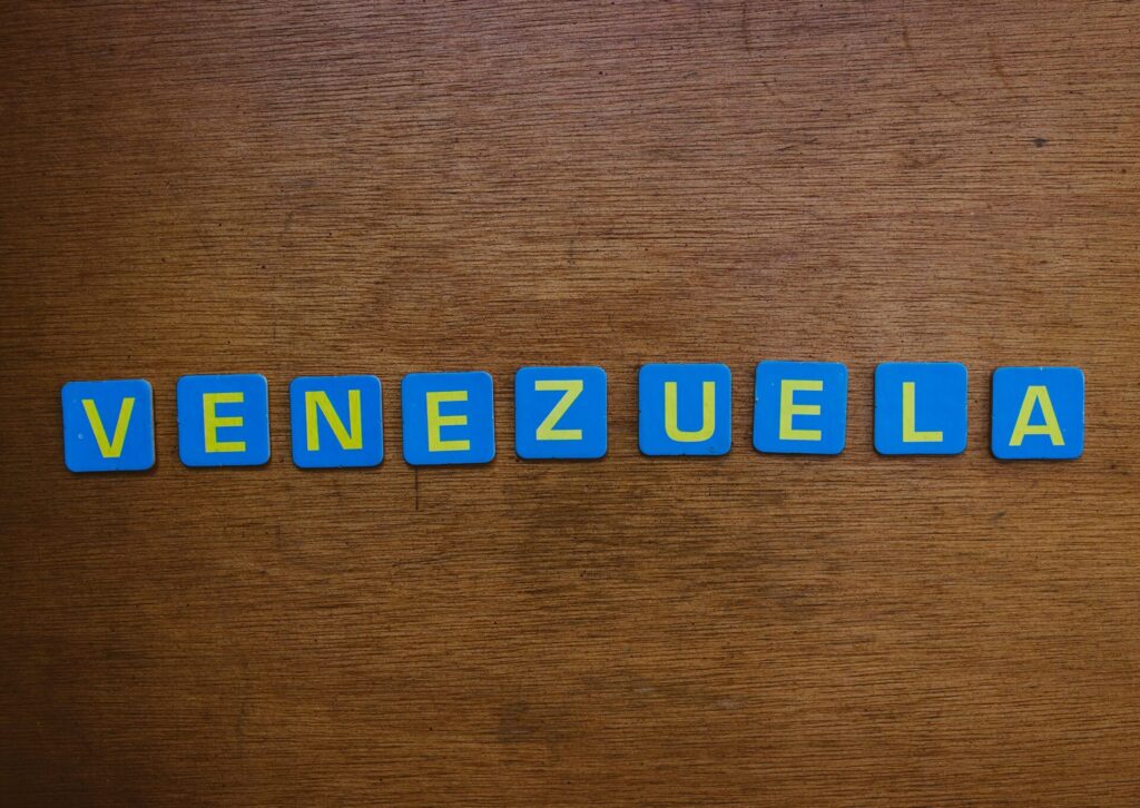 Napis Venezuela ułożony z liter na drewnianym tle