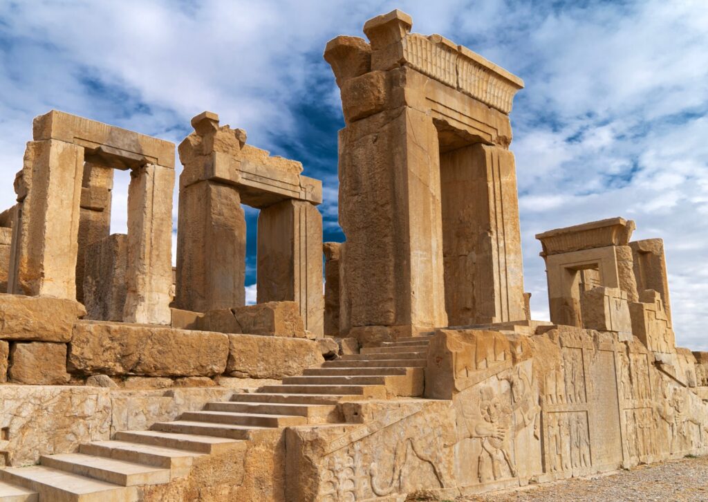 Persepolis w Iranie – ruiny starożytnego miasta z kolumnami i płaskorzeźbami