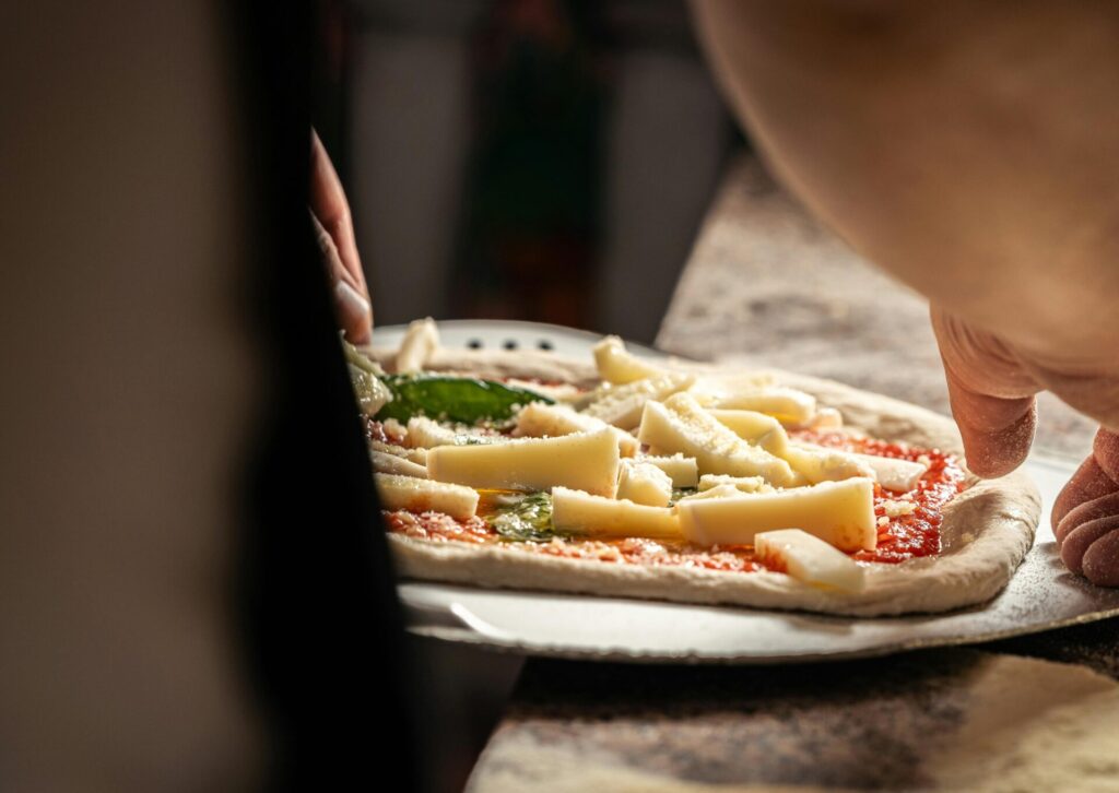 Przygotowanie pizzy włoskiej - ciasto, sos pomidorowy, ser mozzarella