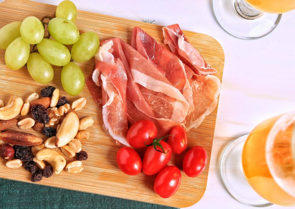 Antipasti, czyli włoskie przystawki - szynka, winogrona, orzechy i przekąski