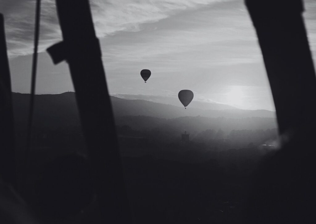 Balony na gorące powietrze nad górami o wschodzie słońca