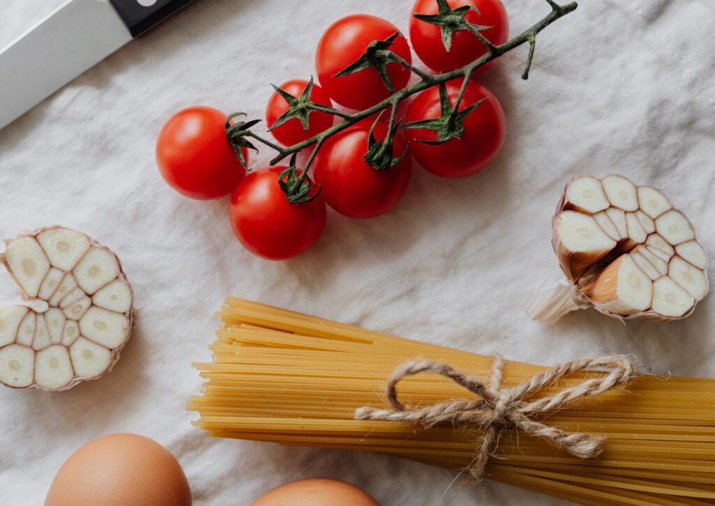 Składniki do spaghetti - pomidory, czosnek, jajka, makaron