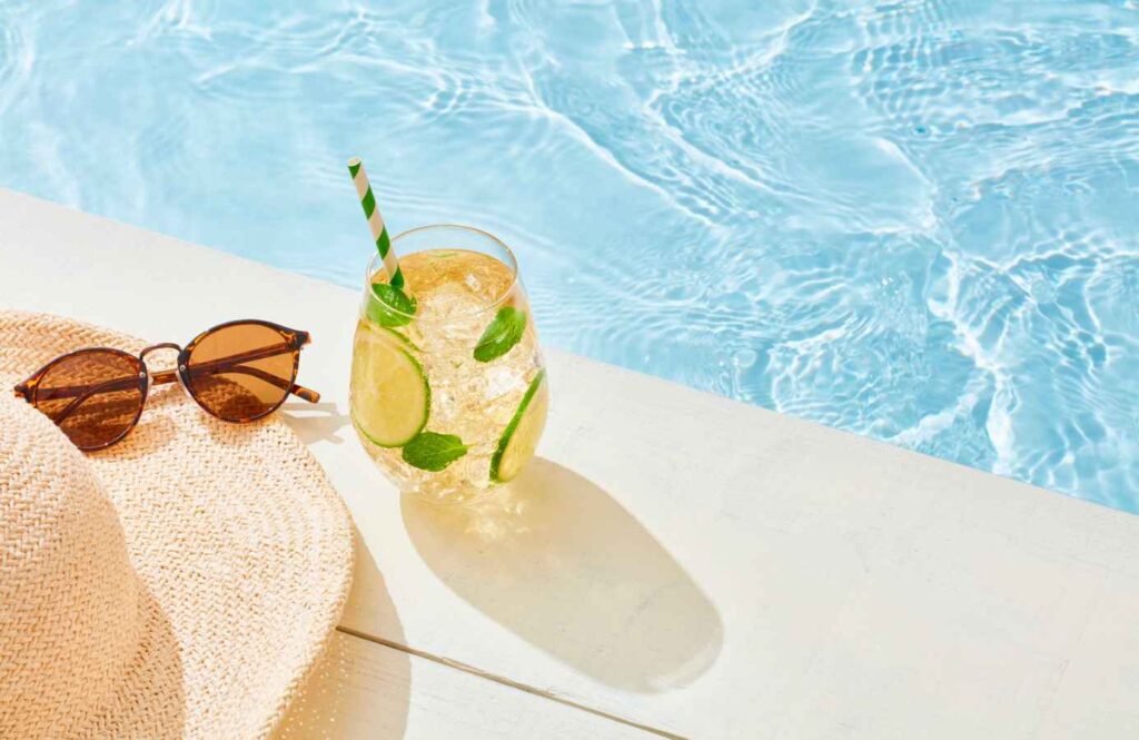wakacje all inclusive Coral Travel przy basenie