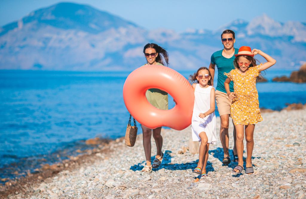 Rodzina z dziećmi na plaży podczas wakacji All Inclusive