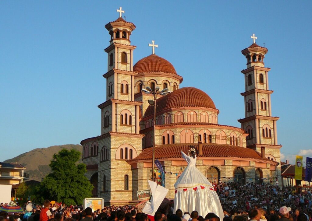 Katedra Zmartwychwstania Chrystusa w Korczy podczas lokalnego festiwalu w Albanii