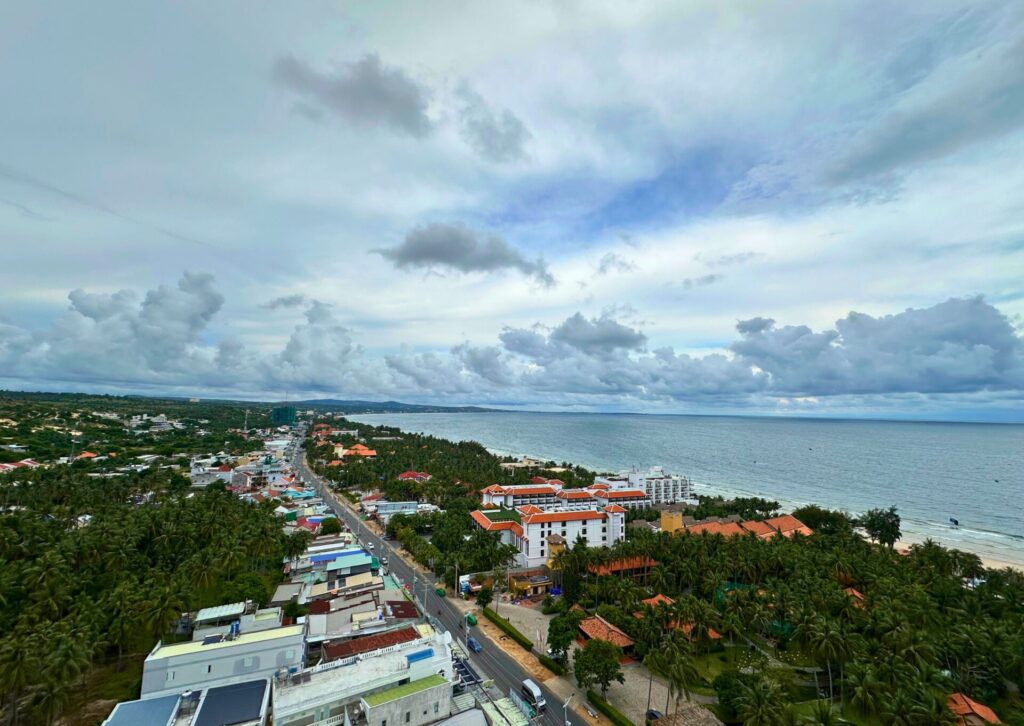 Panorama nadmorskiego kurortu Phan Thiet w Wietnamie – krajobraz widziany podczas pierwszego etapu wycieczki objazdowej