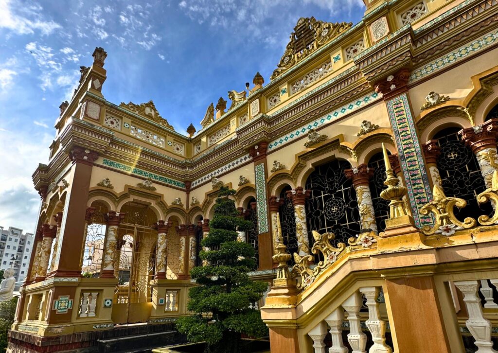 Zabytkowa buddyjska pagoda Vinh Trang z bogato zdobioną fasadą – jedna z najważniejszych atrakcji turystycznych w regionie delty Mekongu