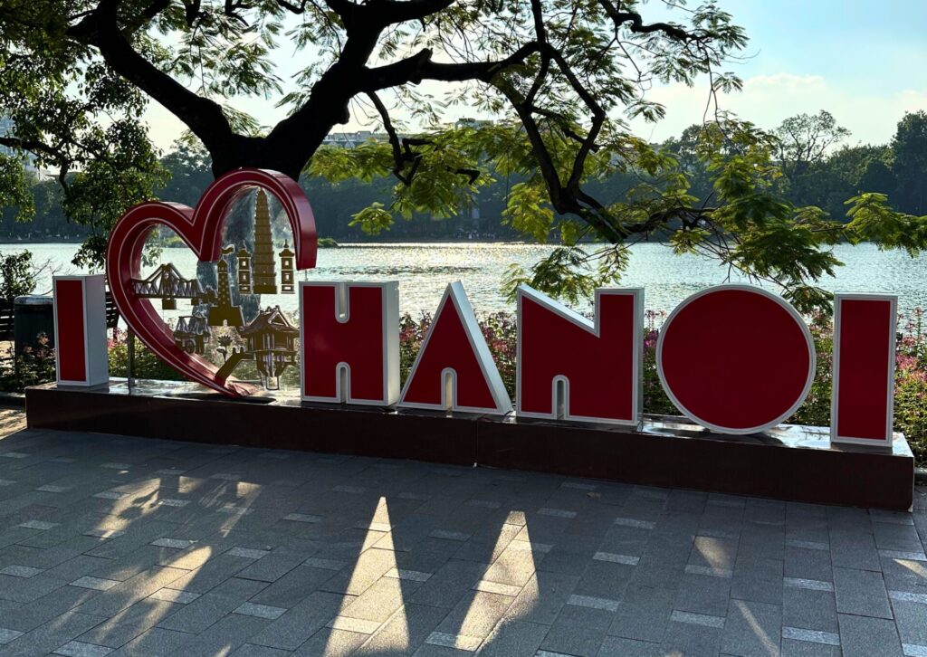 Czerwony napis - punkt fotograficzny dla turystów nad brzegiem jeziora Hoan Kiem w centrum Hanoi