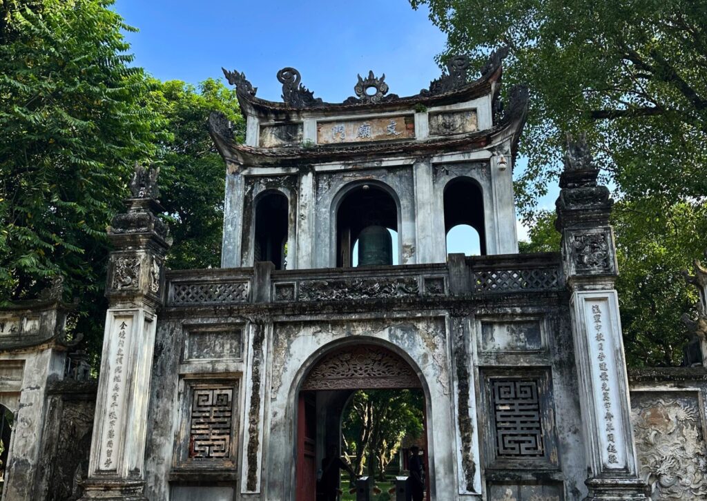 Historyczna brama wejściowa do pierwszego wietnamskiego uniwersytetu czyli Świątyni Literatury w Hanoi