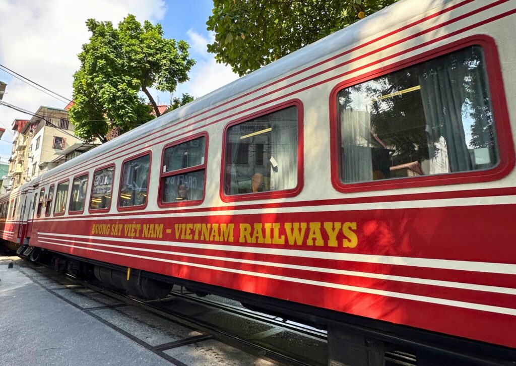 Przejazd pociągu przez Train Street w Hanoi – jedna z najbardziej znanych atrakcji stolicy Wietnamu