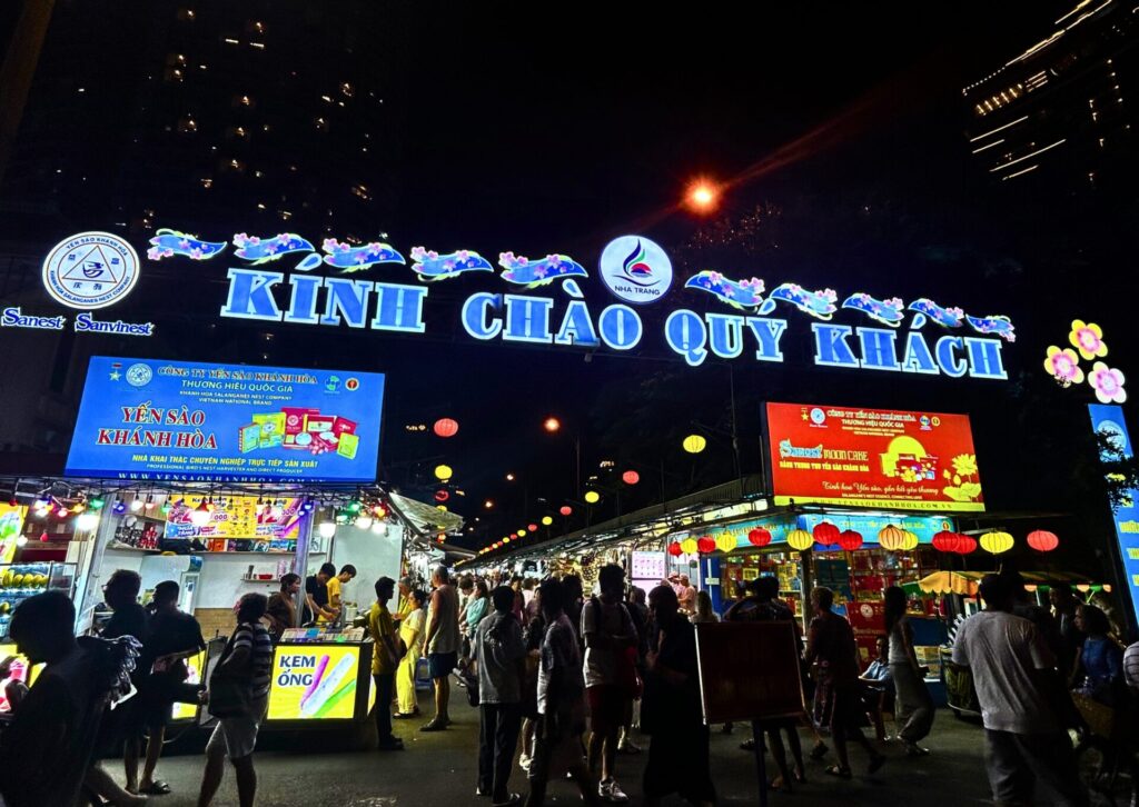 Główne wejście na Nha Trang Night Market wieczorem – popularna atrakcja turystyczna i miejsce na zakupy w kurorcie podczas wycieczki objazdowej po Wietnamie