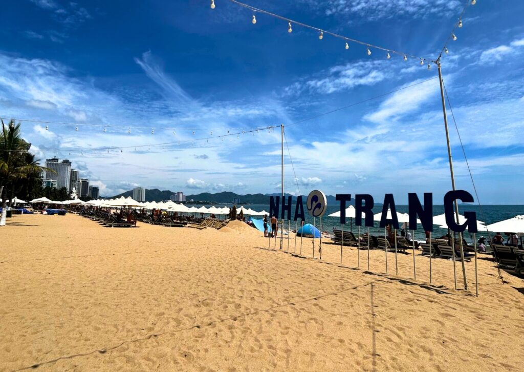 Główna plaża w kurorcie Nha Trang – miejsce relaksu i wypoczynku podczas wycieczki objazdowej po Wietnamie