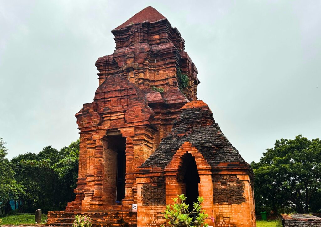 Historyczne wieże Poshanu w Wietnamie, będące jedną z głównych atrakcji regionu Phan Thiet